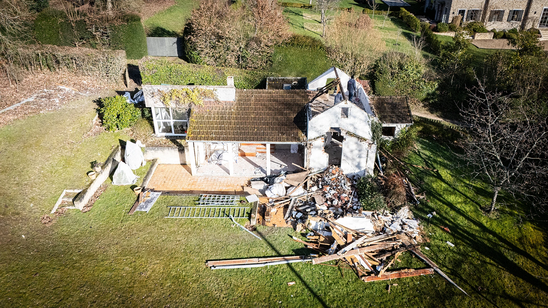 Reportage drone chantier – déconstruction vue du ciel, Ets Marques Vue aérienne par drone d'une maison en cours de déconstruction avec gravats au jardin — reportage drone chantier BTP pour Ets Marques par Heji