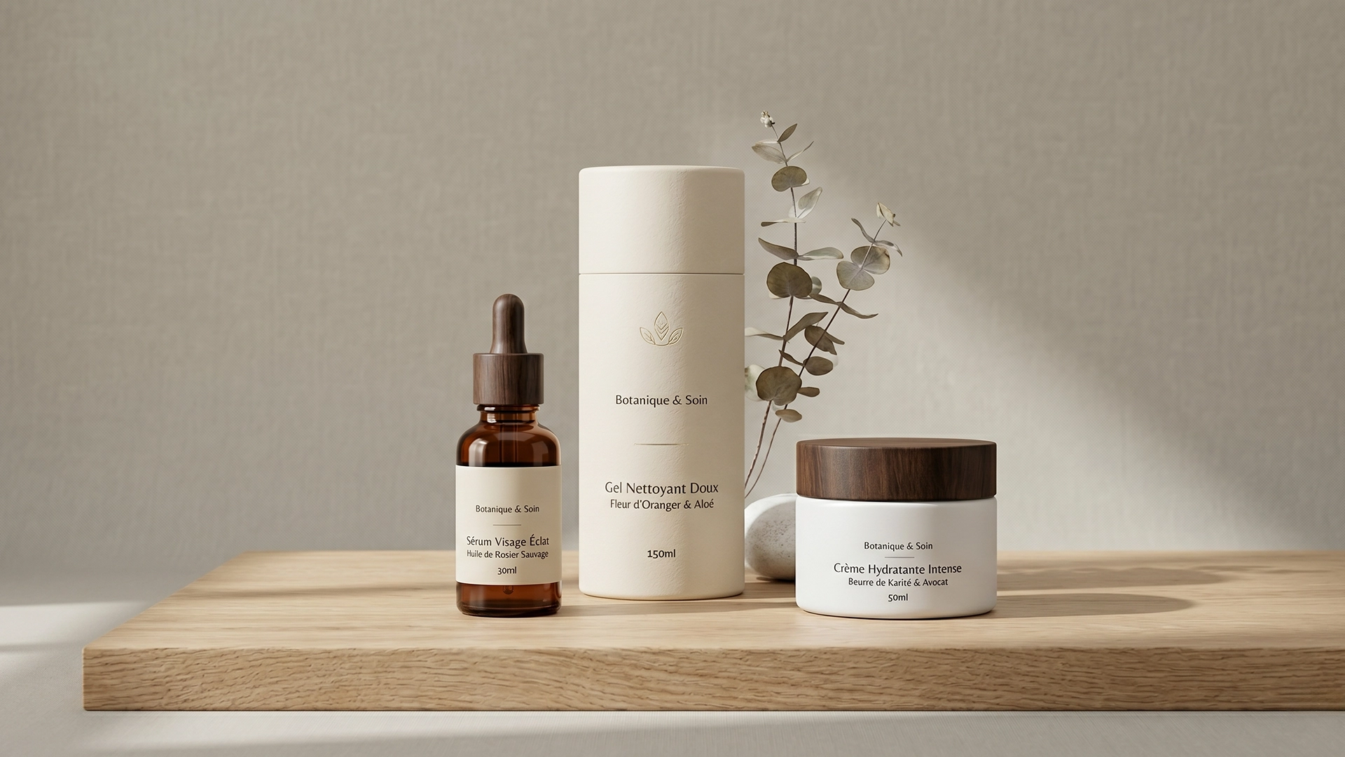 Photographie produit packshot – cosmétiques naturels en ambiance bois et lin Packshot en ambiance de trois produits cosmétiques naturels sur plateau en bois clair avec branche d'eucalyptus — photographie produit et packshot par Heji